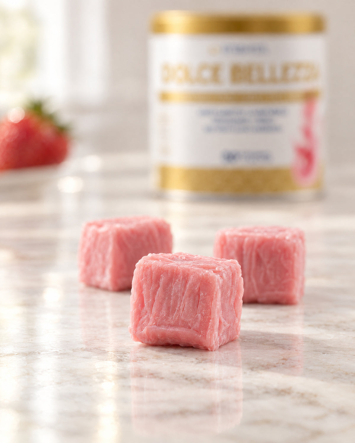 Caramelos Dolce Bellezza sabor morango em close, com o pote desfocado ao fundo