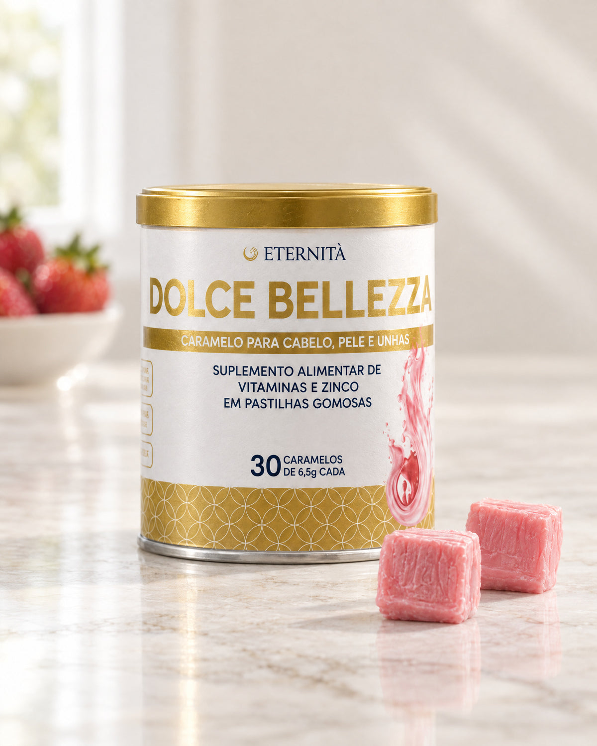 Pote de Dolce Bellezza, da Eternità, com tampa dourada, ao lado de dois caramelos sabor morango sobre mármore