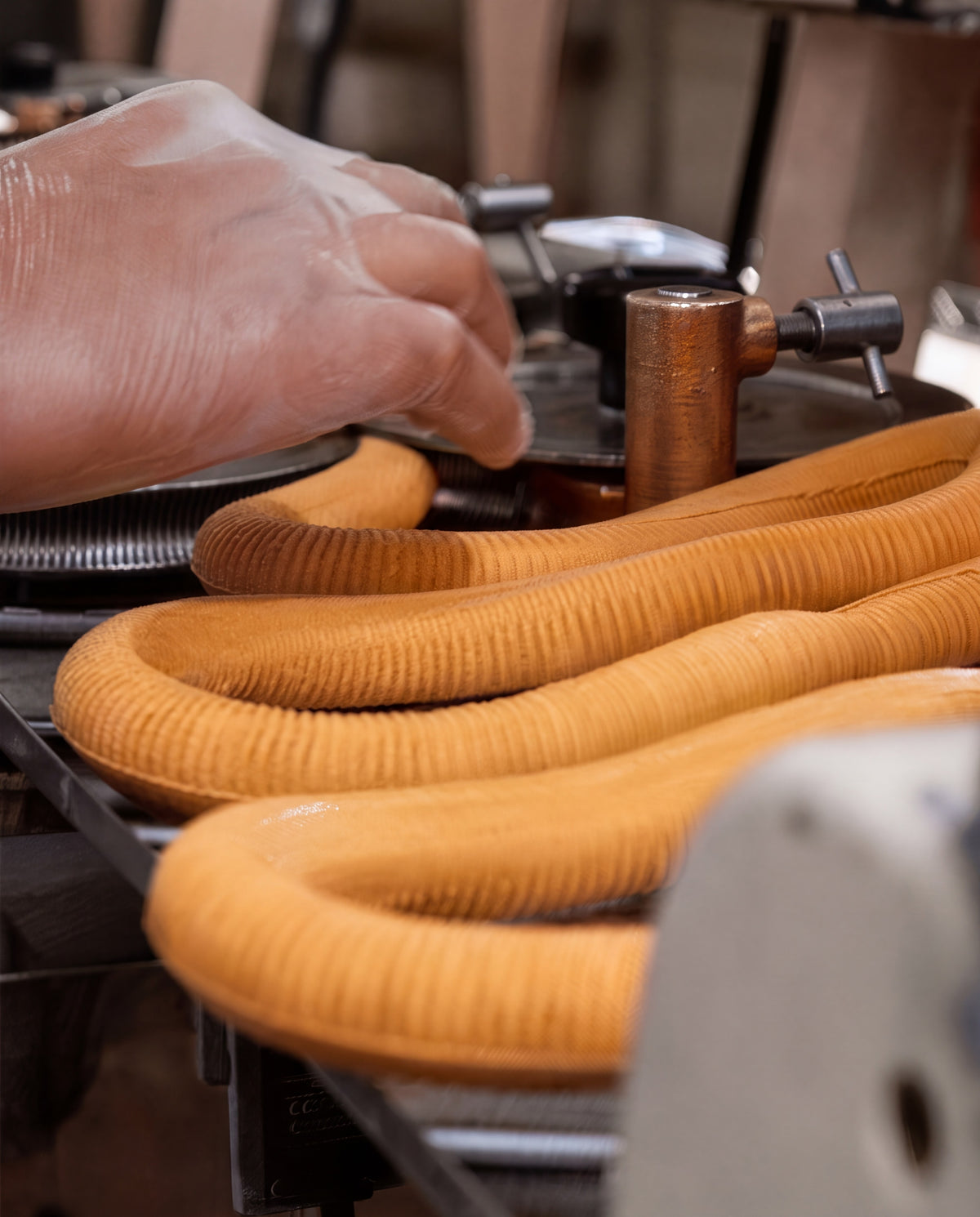 Cordão de massa de caramelo entrando na máquina da produção
