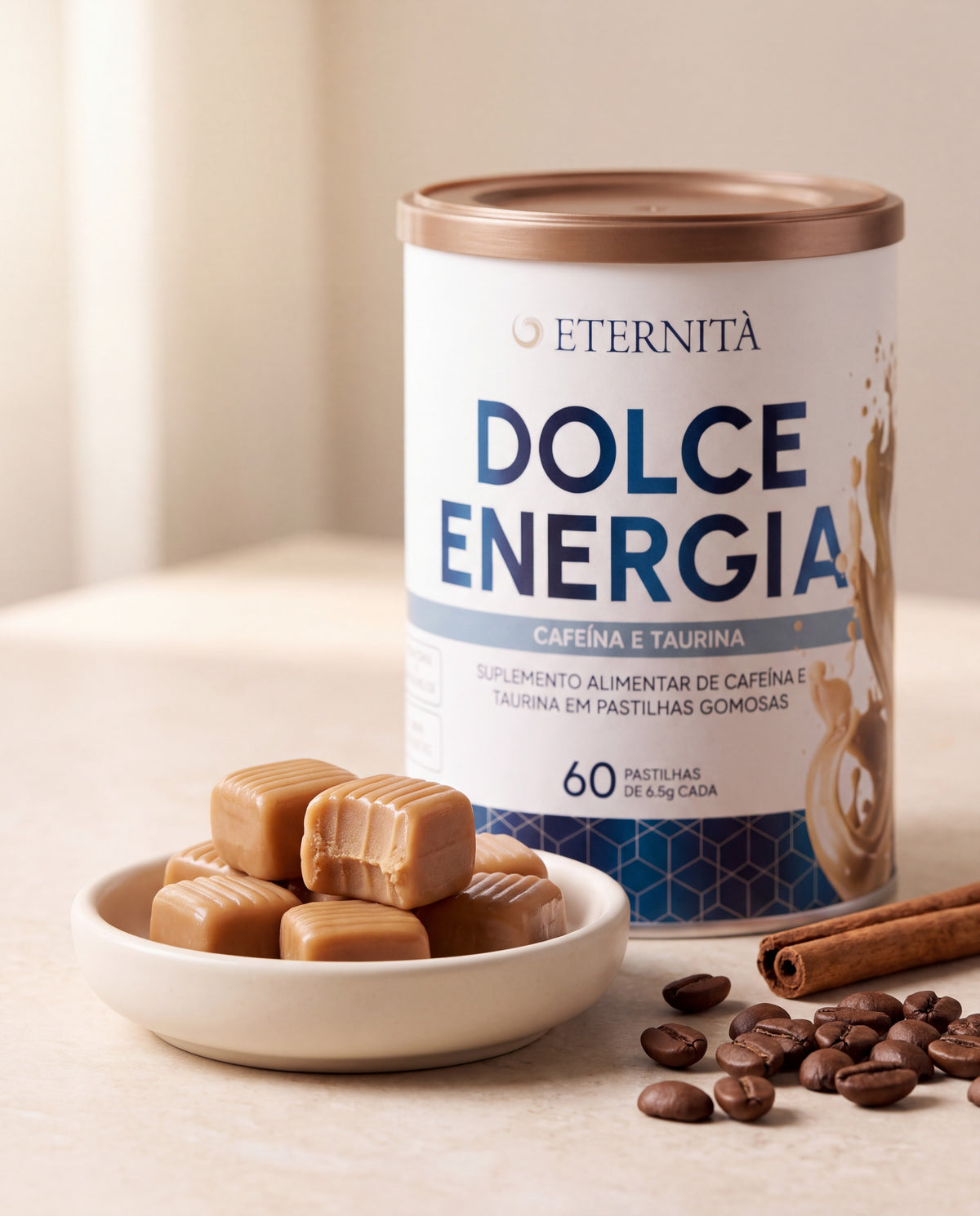 Caramelos sabor cappuccino num pires, um deles mordido, com grãos de café e um pau de canela, diante da lata de Dolce Energia