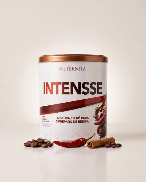Ímpeto Intensse da Eternità: lata branca de cappuccino com pimenta, ao lado de grãos de café, pimenta, canela em pau e nibs de cacau