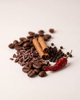 Ingredientes do Ímpeto Intensse: grãos de café, nibs de cacau, canela em pau, pimenta preta em grãos e pimenta vermelha